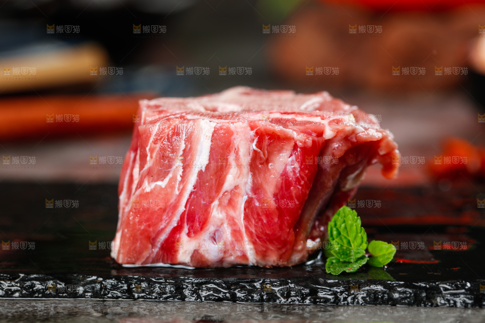 黑底上放着羊蝎子