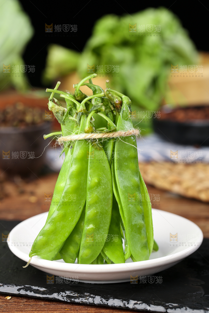 盘子里摆放着荷兰豆