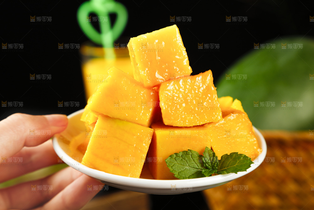 黑底上手拿一盘攀枝花凯特芒果肉
