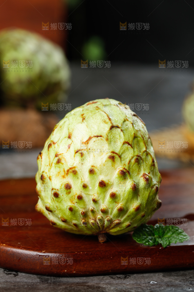 木底上放着牛奶释迦果