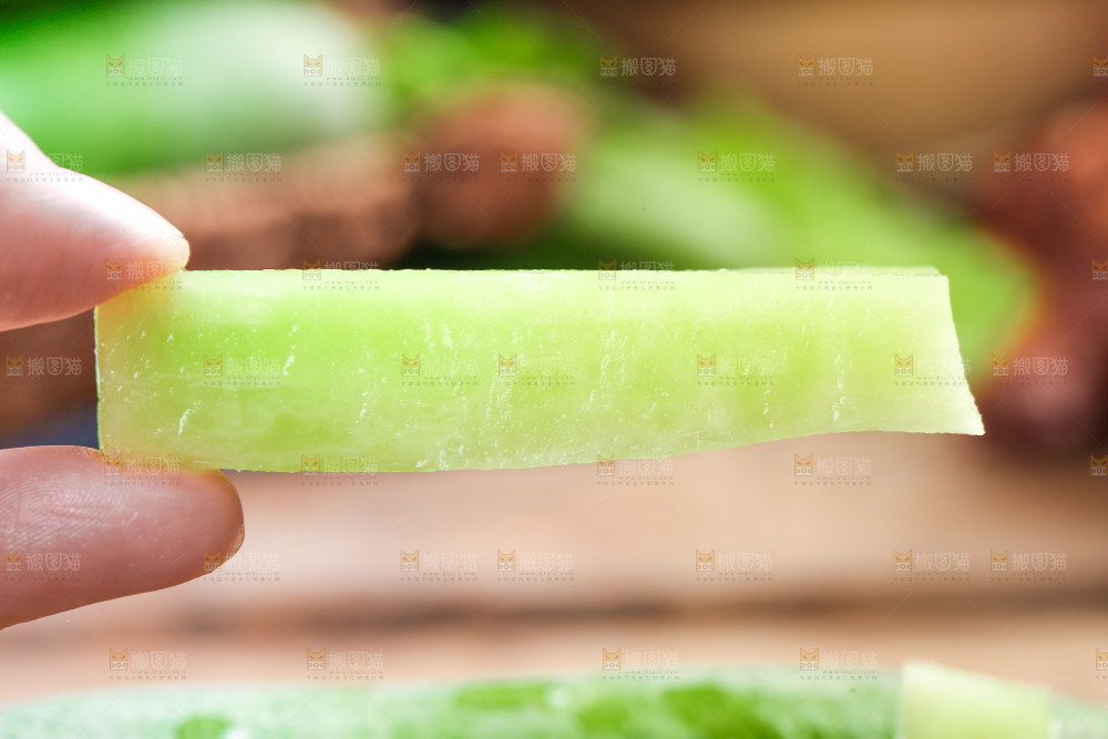手里拿着青萝卜