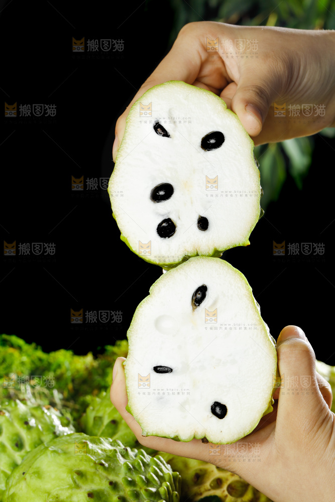 手里拿着牛奶释迦果