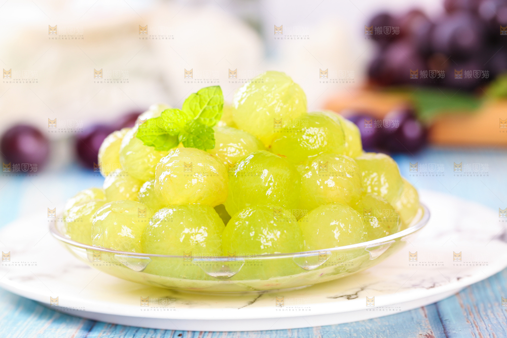 石板上放着一碟巨峰葡萄果肉