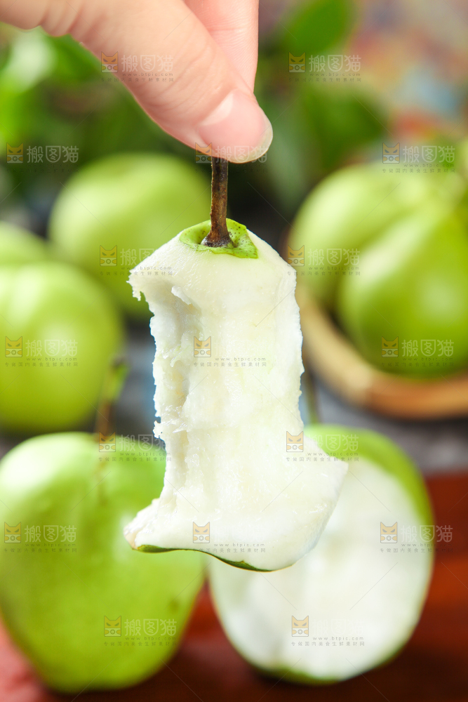 手拿早酥梨果核