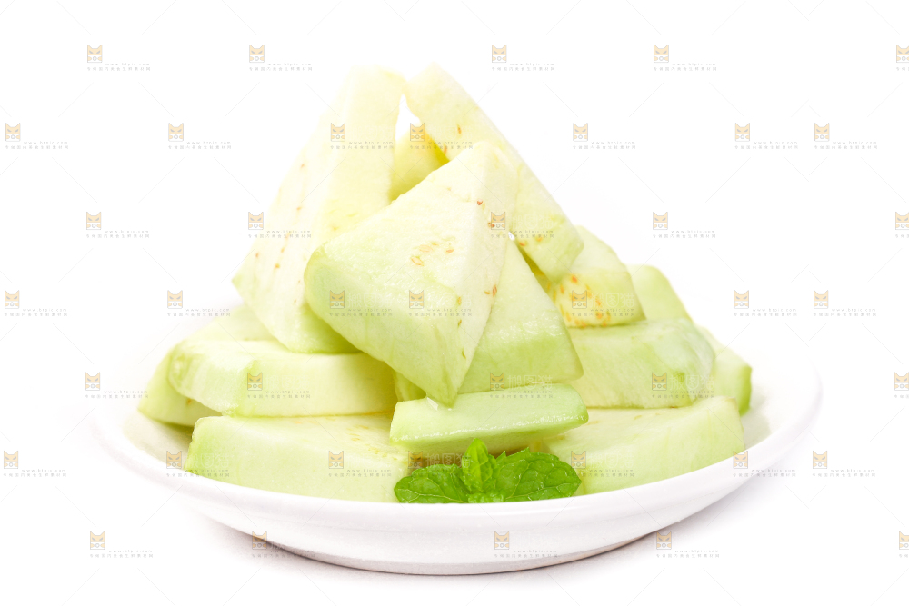 白底上放着一碟削皮的茄子
