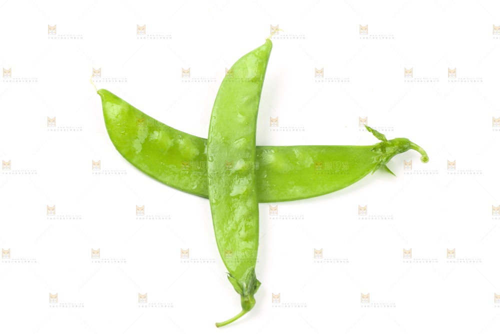 白底上摆放着豌豆荚