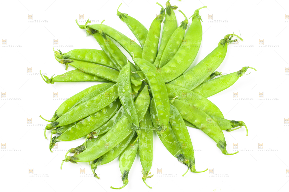 白底上摆放着豌豆荚