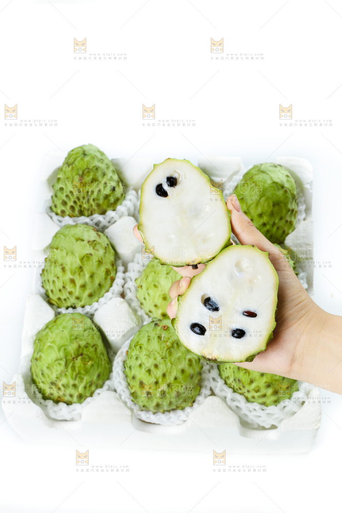 手里拿着释迦果