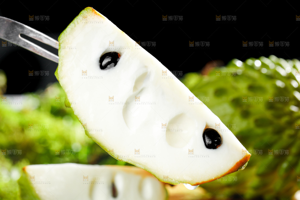 绿草地上摆放着释迦果