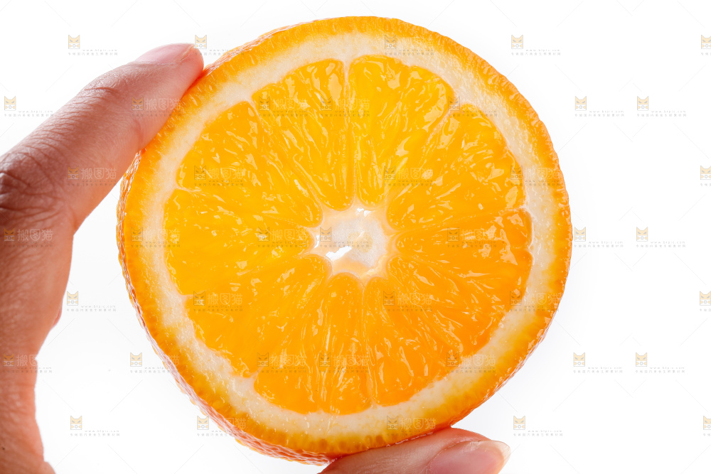 手里拿着甜橙