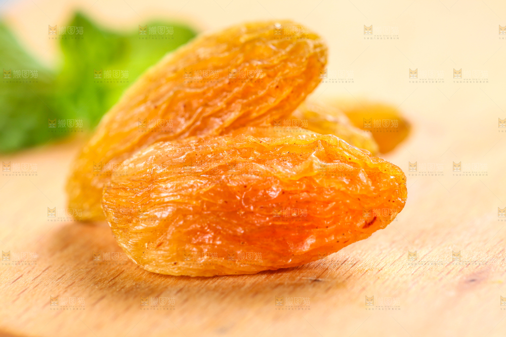 木板上的树上黄葡萄干