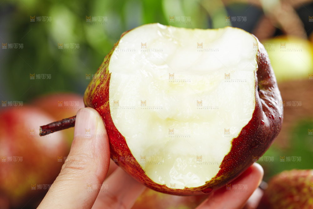 手拿彩虹梨