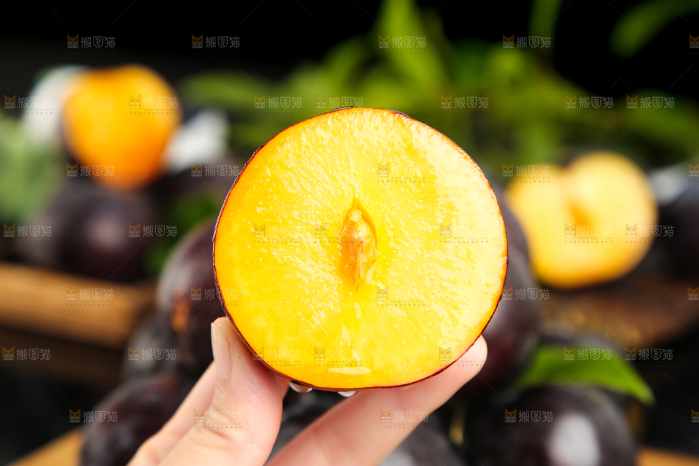 深底上手拿一个黑布林果肉