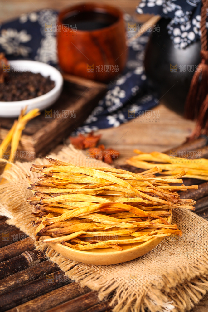 木底上放着一盘黄花菜