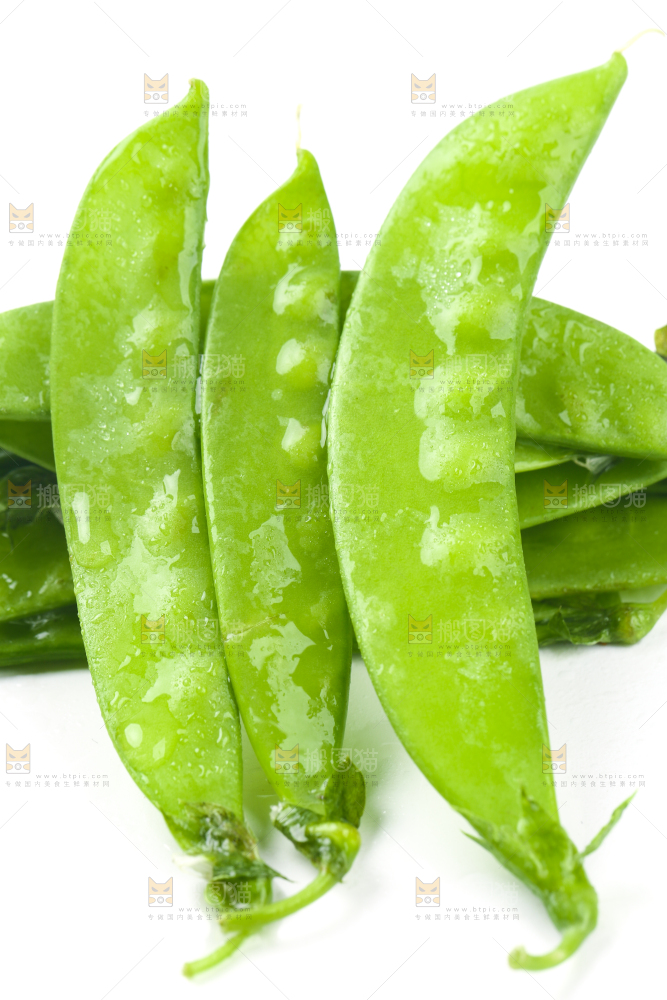 白底上摆放着豌豆荚