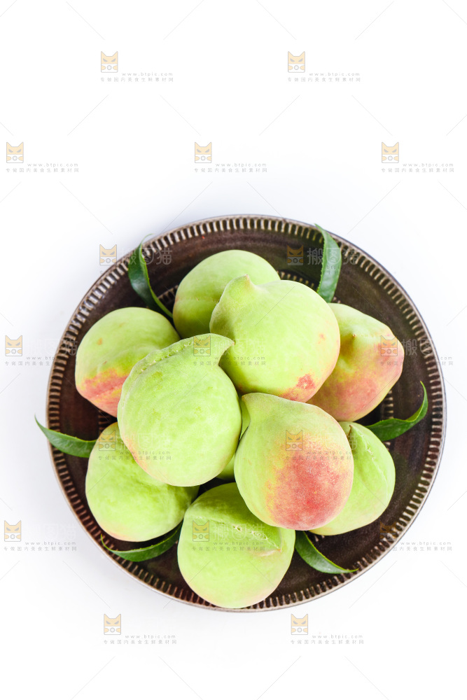 白底上放着一盘鹰嘴黑美人桃子