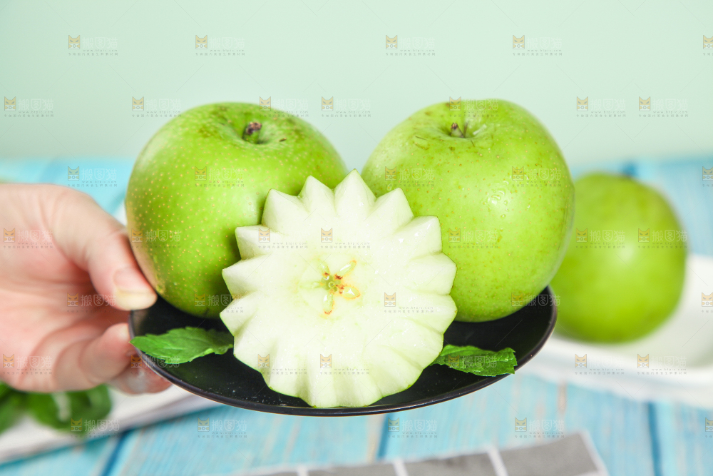 手端一盘青皮皇冠梨