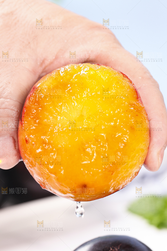 手拿剥皮的黄肉黑布林