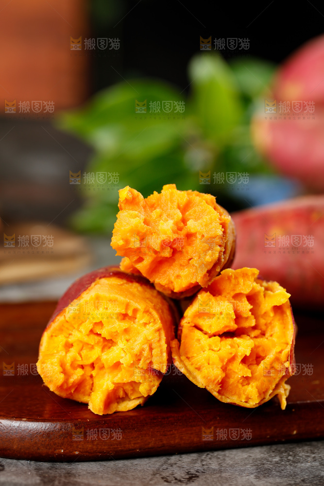 深底上摆放着蜜薯
