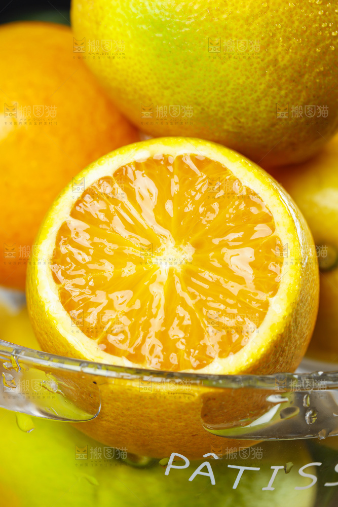 石板上放着一碗切开的夏橙