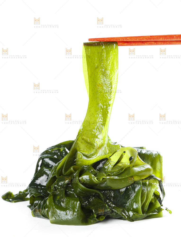 白底上筷子夹着裙带菜