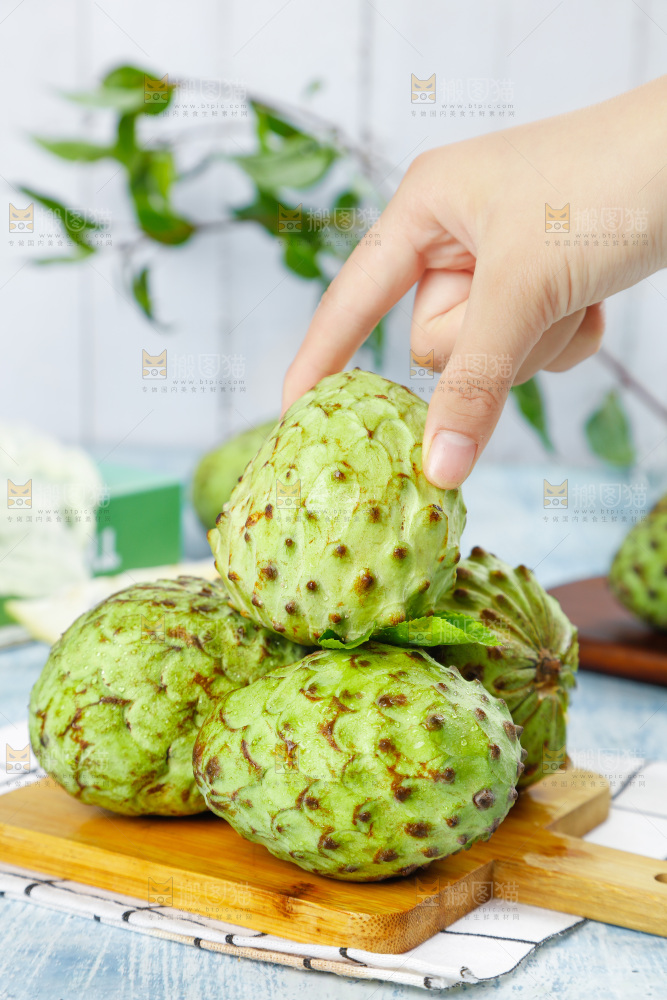 手里拿着释迦果