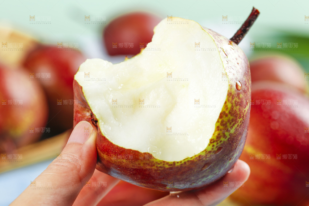 手拿彩虹梨