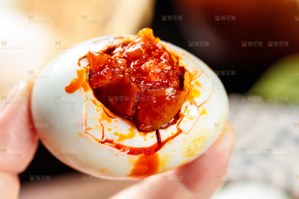 木底上手拿一个海鸭蛋