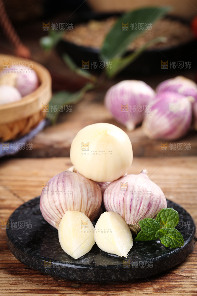木底上摆放着紫皮独蒜