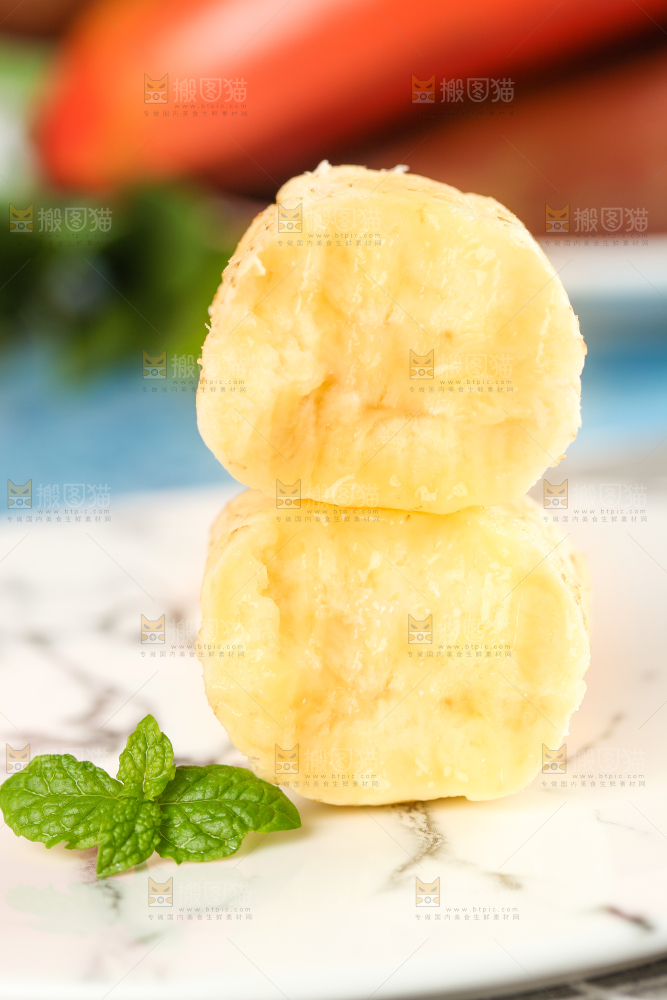 石板上的红皮香蕉果肉