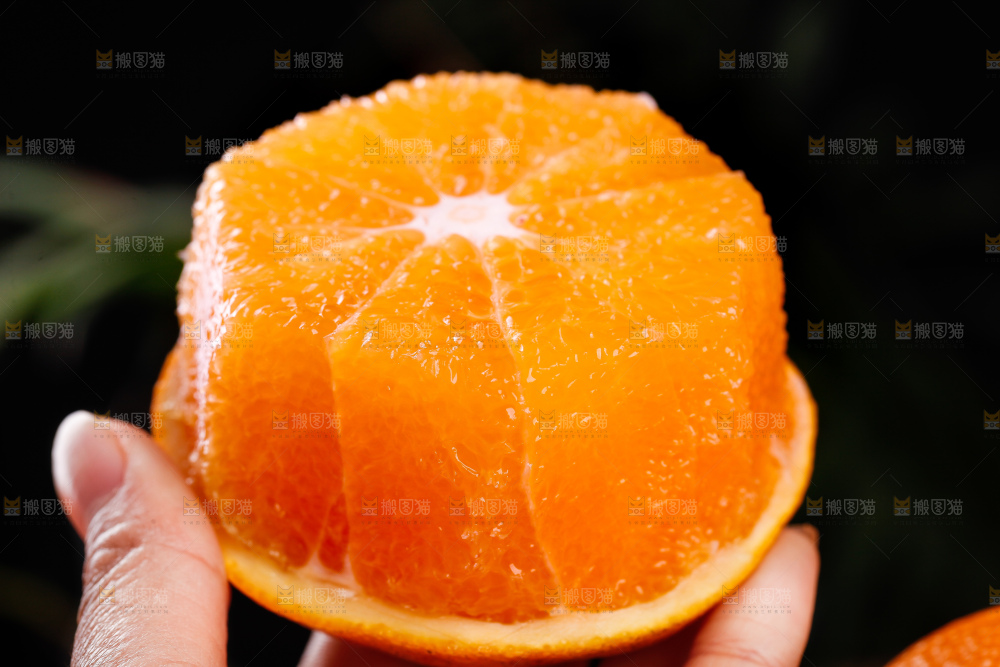 手里拿着甜橙