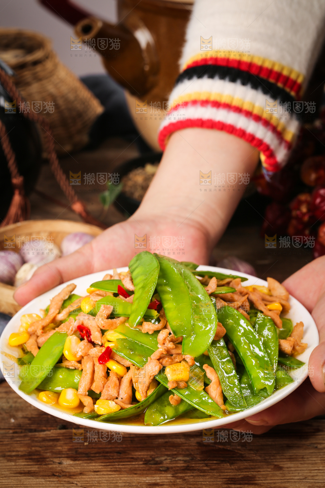 盘子里装着荷兰豆炒肉