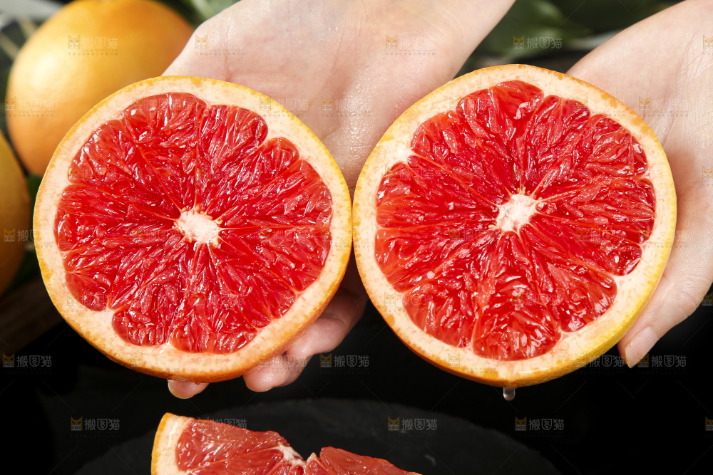 深底上手拿切开的红心西柚