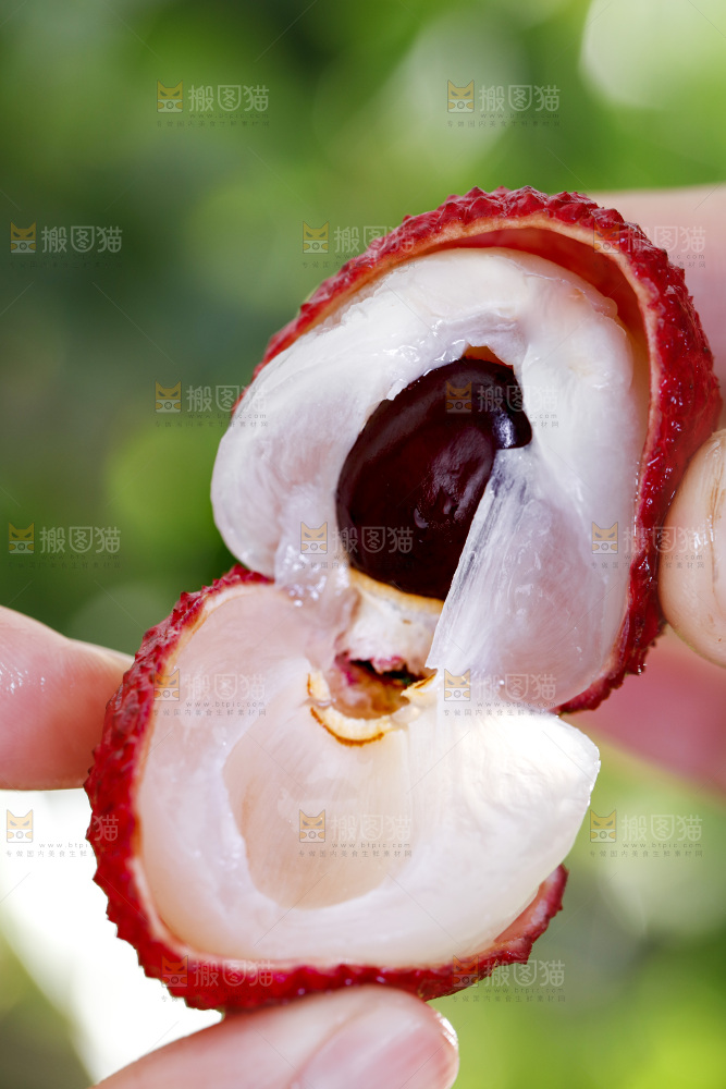 手拿掰开的荔枝