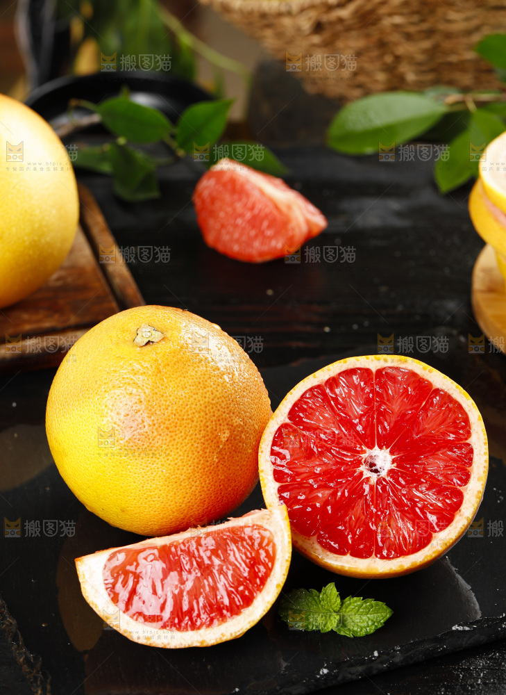 黑底上放着切开的红心西柚