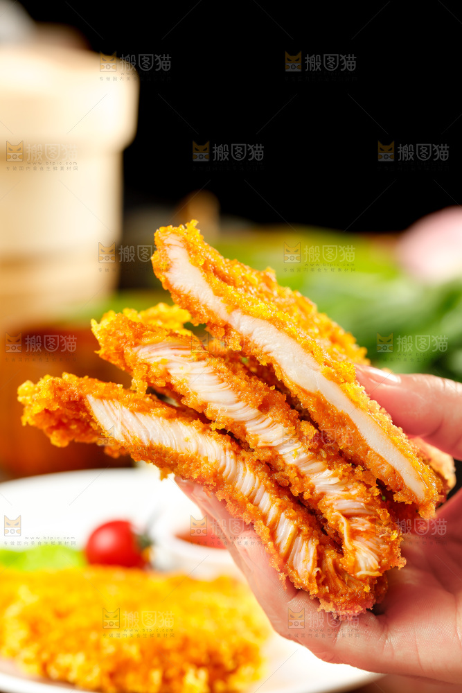 手拿撕开的炸鸡排