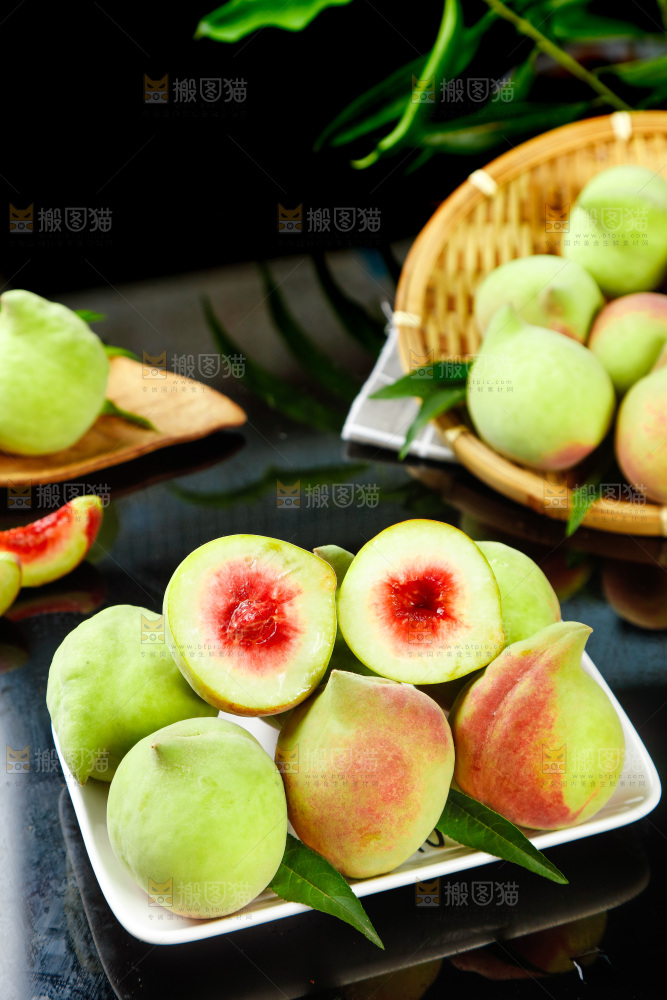黑石板上放着一盘云南鹰嘴桃