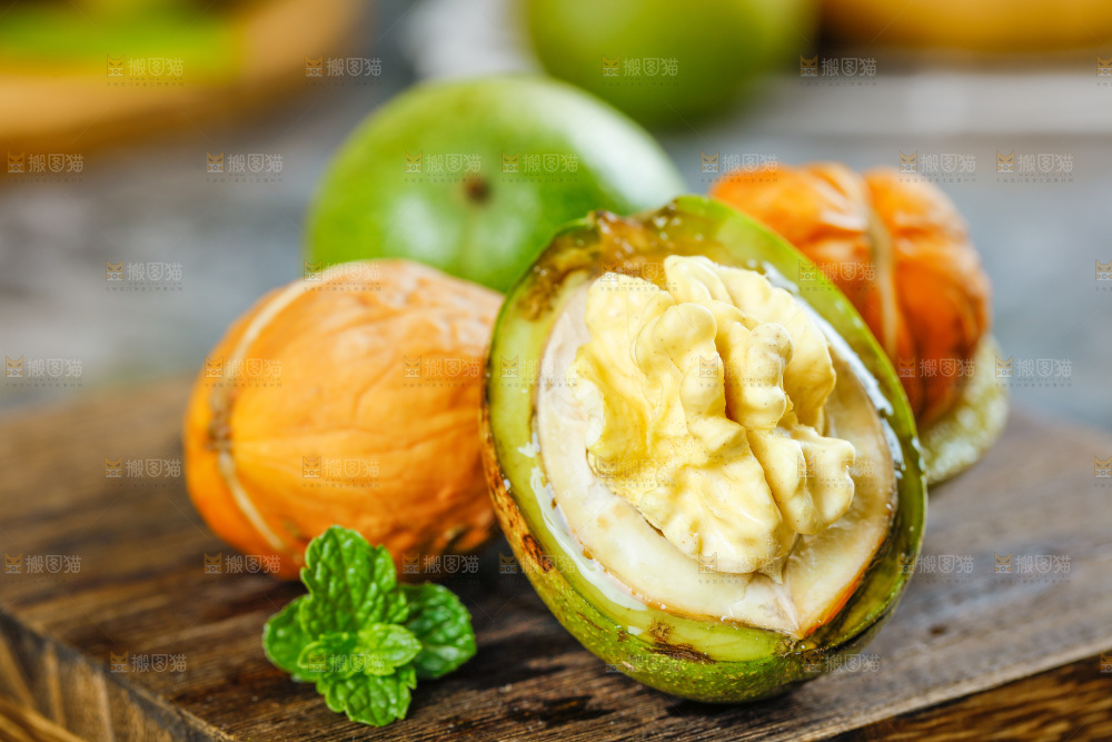 木板上的去皮湿核桃