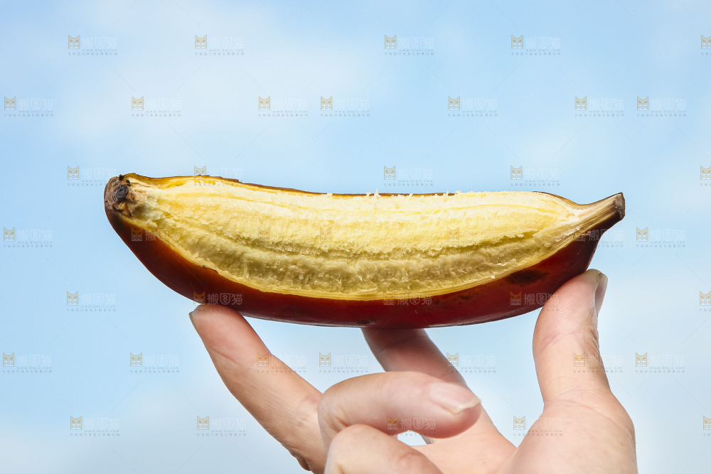 手拿剥皮的红皮美人蕉