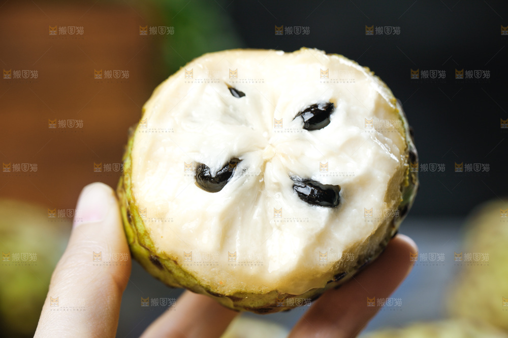 手里拿着牛奶释迦果