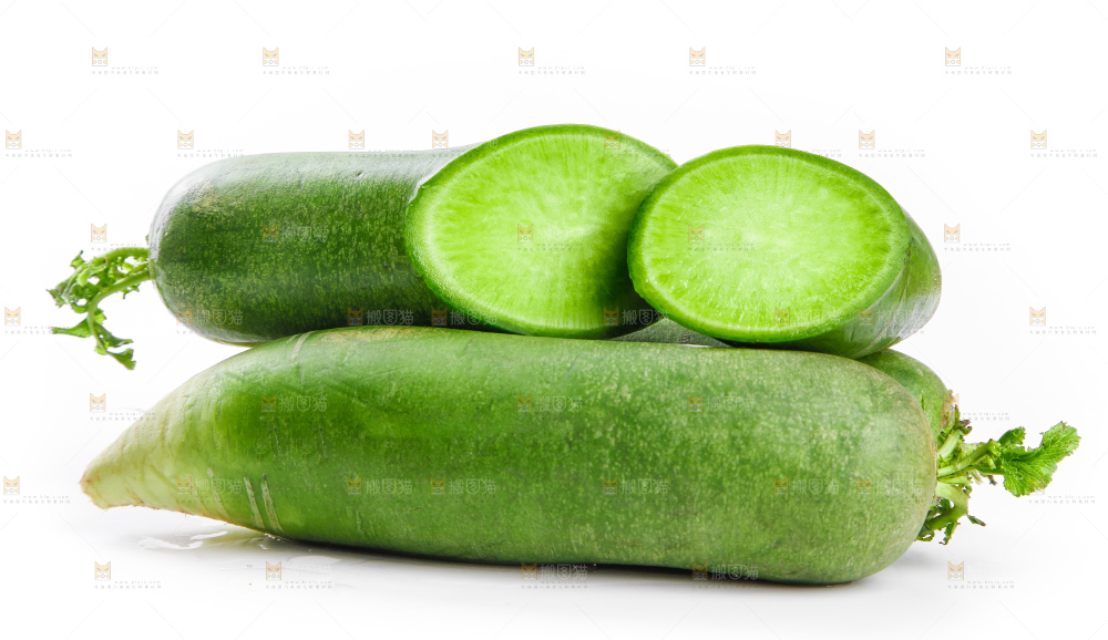 白底上摆放着绿心萝卜