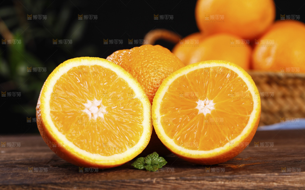 木底上摆放着橙子