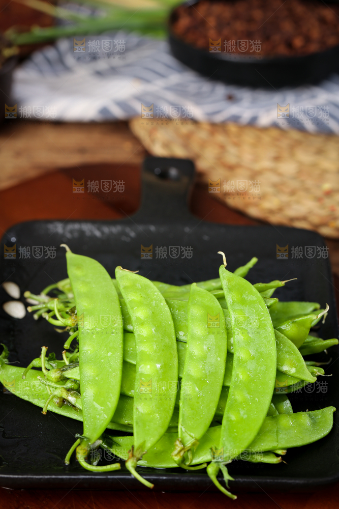 碟子里装着荷兰豆