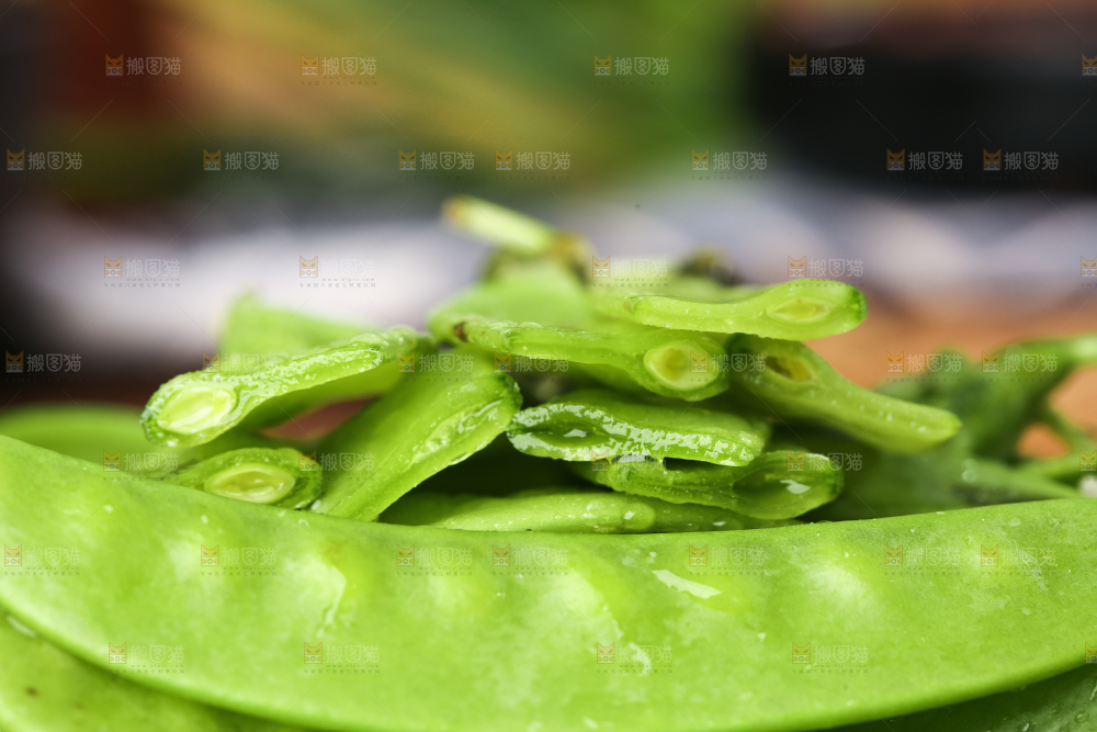 盘子里摆放着荷兰豆