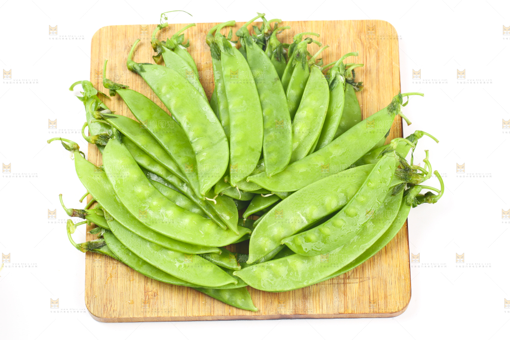 木底上摆放着豌豆荚