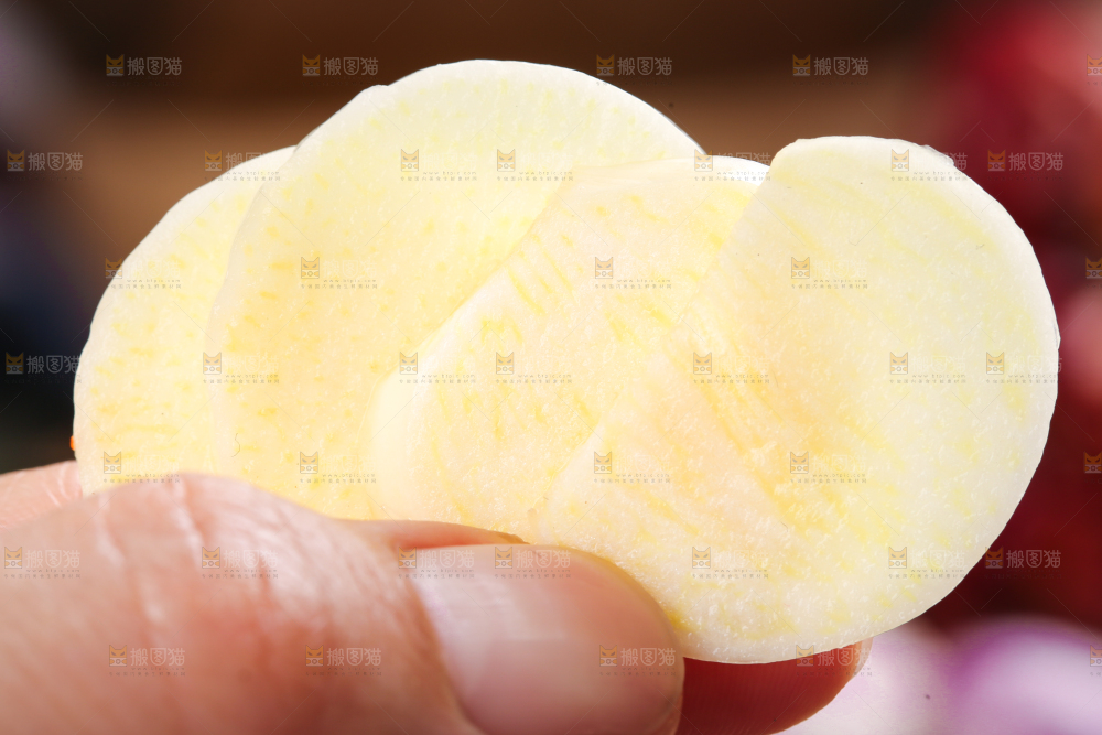 木底上摆放着紫皮独蒜