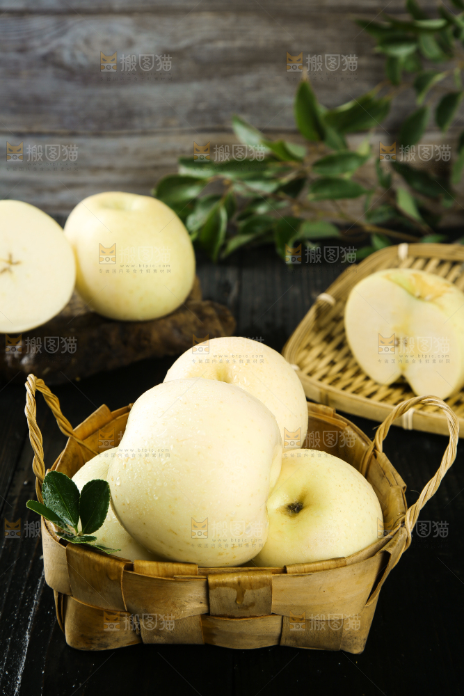 篮子里放着苹果