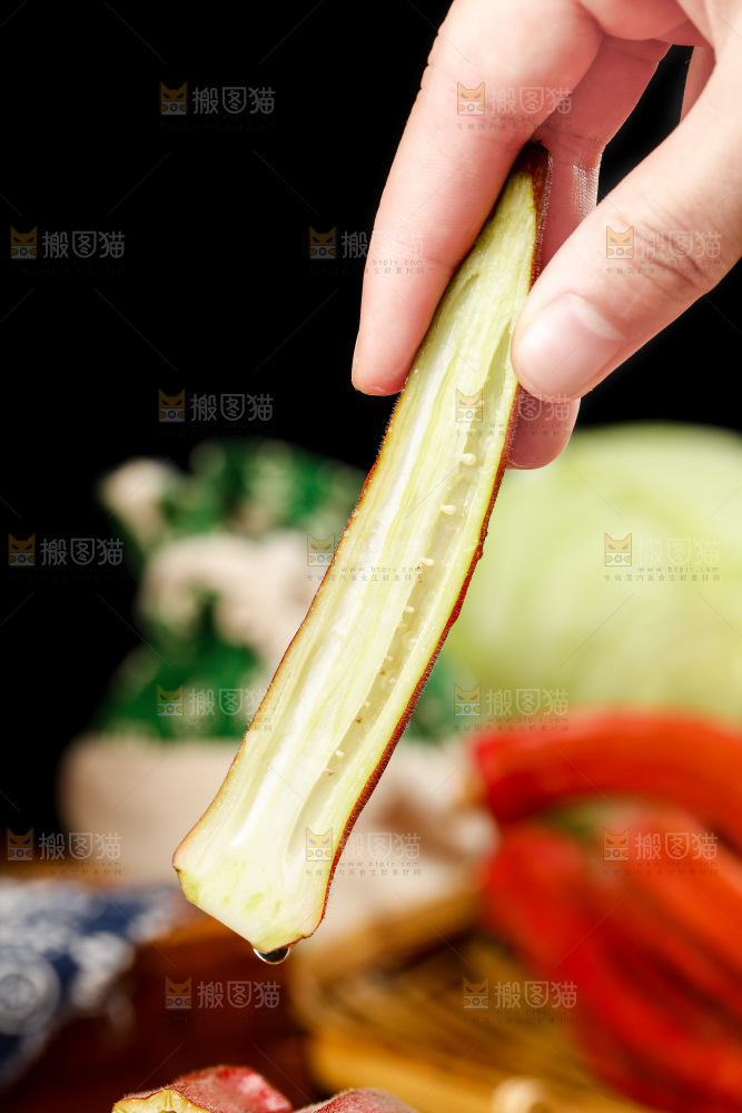 手拿切开的红色秋葵