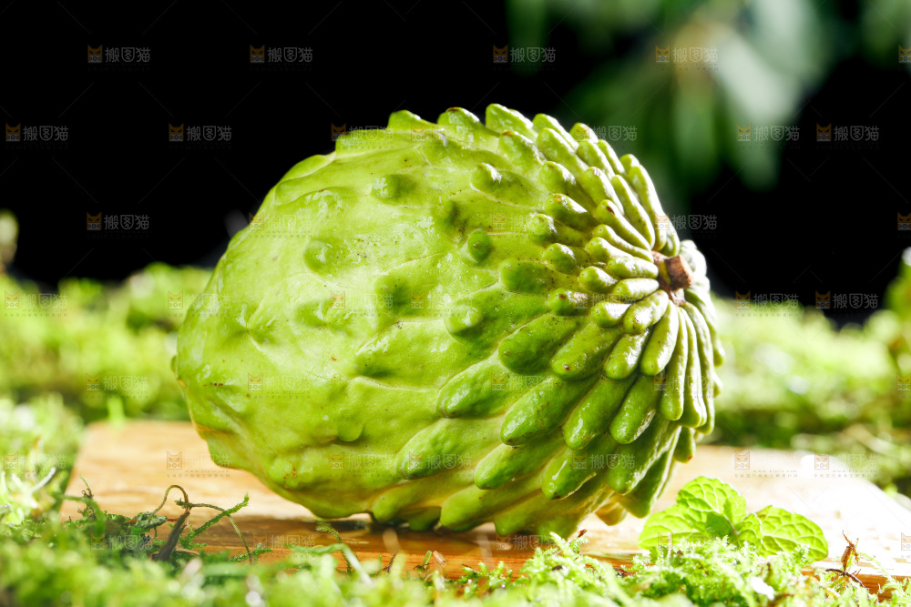 绿草地上摆放着释迦果