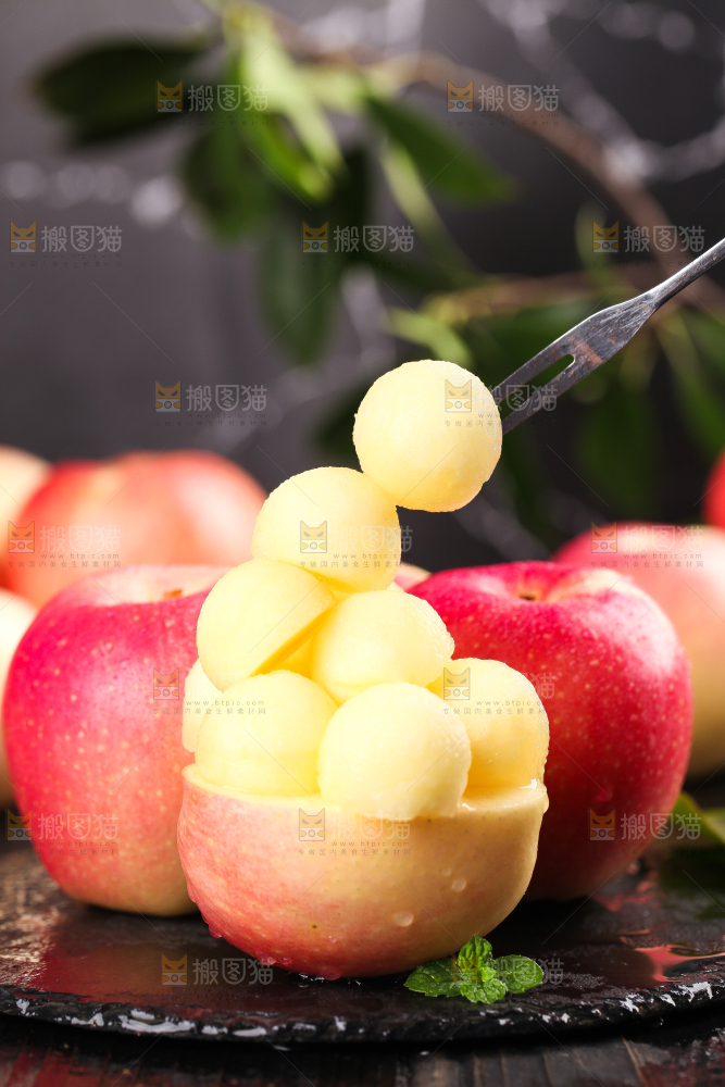 叉子叉着嘎啦苹果果肉